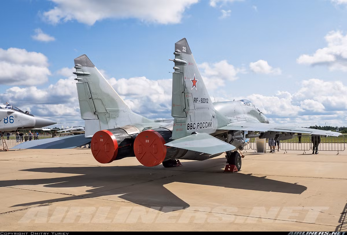 Về "trái tim" của đôi cánh chiến thắng, MiG-29SMT vẫn xuất hiện với loại động cơ xả khói đen mù mịt nhưng có sức mạnh khác hẳn thế hệ trước. Hiện nó được lắp cặp động cơ turbofan RD-33 series 3 có thời gian sử dụng tăng thêm 2.000 giờ so với nguyên bản, đặc biệt là tích hợp vòi phun có thể chỉnh hướng. Nguồn ảnh: Airliners.net