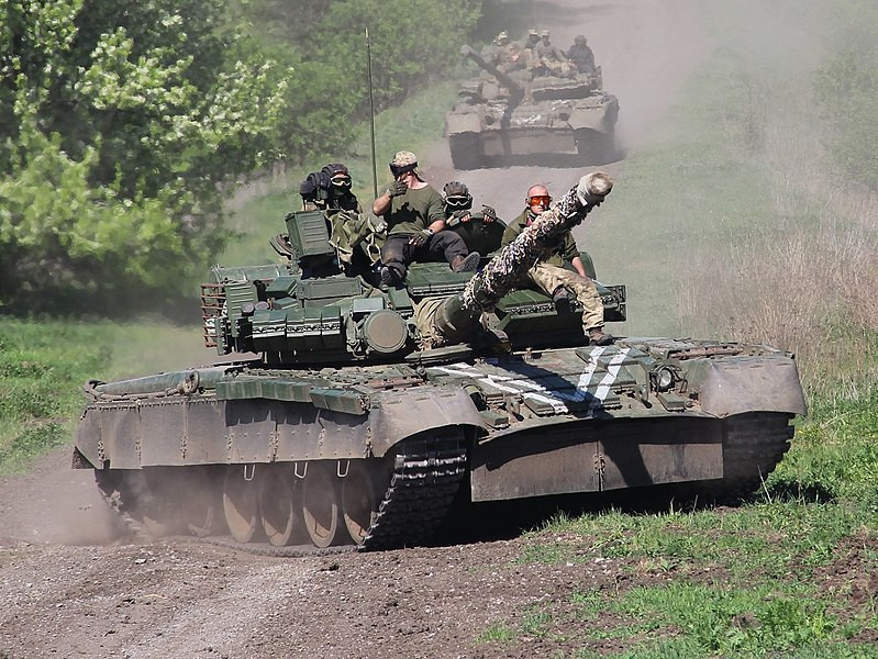 Hiện không rõ liệu rằng các xe tăng T-80BV được chuyển tới Viễn Đông có được sửa đổi theo phiên bản T-80BVM model 2017 hay không (trang bị giáp phản ứng nổ Relikt, kính ngắm Sosna-U như T-90, pháo 125mm 2A46M-4. Dẫu vậy, với nền tảng T-80BV thực ra là cũng đủ để nó có thể đối phó hữu hiệu mọi đối thủ ở vùng Viễn Đông (nếu có). Nguồn ảnh: Wikipedia