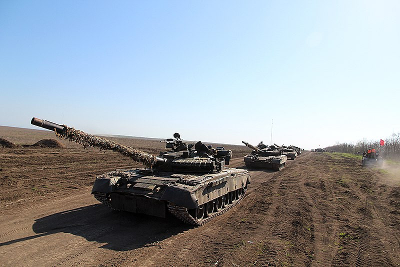 Dưới thời Liên Xô, khoảng 5.000 chiếc T-80 đã được sản xuất, sau 1991 toàn bộ số này được chia theo tỉ lệ không đồng đều cho các nước Cộng hòa, trong đó Liên bang Nga nhận phần lớn nhất với chừng 4.000-4.5000 chiếc. Đến năm 2016, Nga sử dụng 550 chiếc, còn chừng 3.500-4.000 chiếc nằm trong các kho niêm cất. Nguồn ảnh: Wikipedia