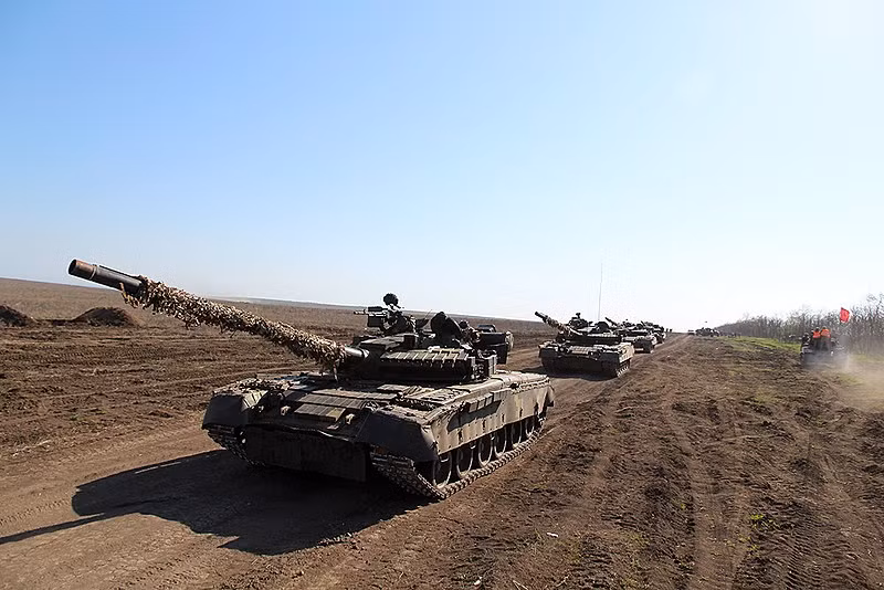 Dưới thời Liên Xô, khoảng 5.000 chiếc T-80 đã được sản xuất, sau 1991 toàn bộ số này được chia theo tỉ lệ không đồng đều cho các nước Cộng hòa, trong đó Liên bang Nga nhận phần lớn nhất với chừng 4.000-4.5000 chiếc. Đến năm 2016, Nga sử dụng 550 chiếc, còn chừng 3.500-4.000 chiếc nằm trong các kho niêm cất. Nguồn ảnh: Wikipedia