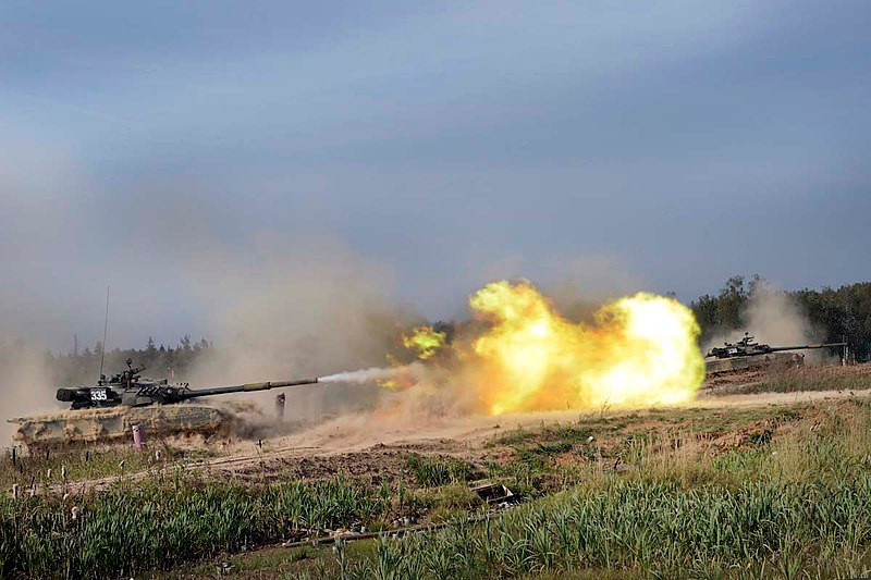 Tương tự như các xe tăng T-72, pháo 125mm của T-80BV có thể bắn tên lửa chống tăng Reflex để tiêu diệt xe tăng, máy bay trực thăng địch ở cự ly gần 5km. Nguồn ảnh: Wikipedia