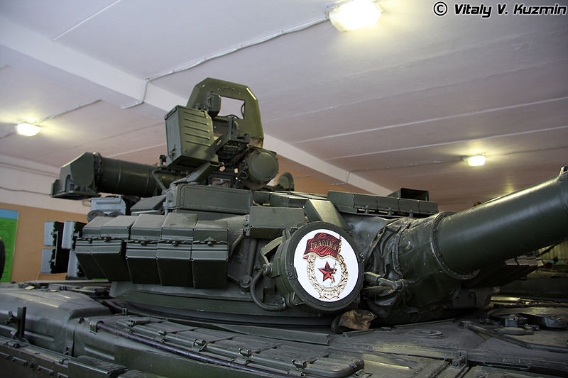 Trên T-80BV ngoài giáp composite bị động, cỗ tăng trang bị thêm giáp phản ứng nổ Kontakt-1 phủ kiens mặt trước tháp pháo và thân xe. Nguồn ảnh: Vitaly-Kuzmin