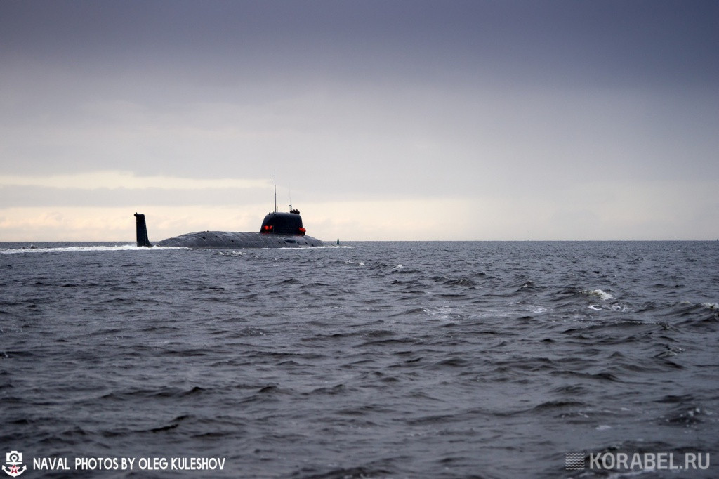 Tàu ngầm Yasen hay Yasen-M nói chung được chế tạo với những công nghệ "lần đầu tiên". Thân tàu được hình thành từ thép từ tính thân, không giống các tàu ngầm Nga trước đây dùng hai lớp vỏ thì Yasen chỉ có một lớp. Tàu được vận hành bởi thủy thủ đoàn chỉ 90 người chứng tỏ tính tự động hóa rất cao. Nguồn ảnh: Korabel.ru