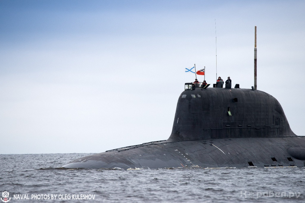 Về vũ khí, tàu ngầm Yasen-M trang bị 10 ống phóng thẳng đứng (VLS) và 8 ống phóng ngư lôi gồm 6 ống phóng 650mm và 2 ống phóng 533mm. Trong đó, ống phóng 533mm dùng để bắn ngư lôi thông thường, trong khi ống phóng 650mm dùng để phóng tên lửa hành trình săn ngầm RPK-7 có tầm phóng tới 100km. Nguồn ảnh:Oleg Kuleshov