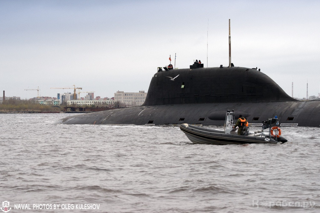 Cũng theo Rakhmanov, USC "đang nỗ lực hoàn thành các bài kiểm tra trên tàu ngầm Kazan nhằm cố gắng đạt được thời hạn sẵn sàng chiến đấu trước cuối năm nay. Tuy vậy, việc này không dễ dàng, sẽ mất kha khá thời gian khắc phục lỗi, chắc chắn Hải quân Nga sẽ không chấp nhận một chiếc tàu ngầm "tật nguyền". Nguồn ảnh: Корабел.ру