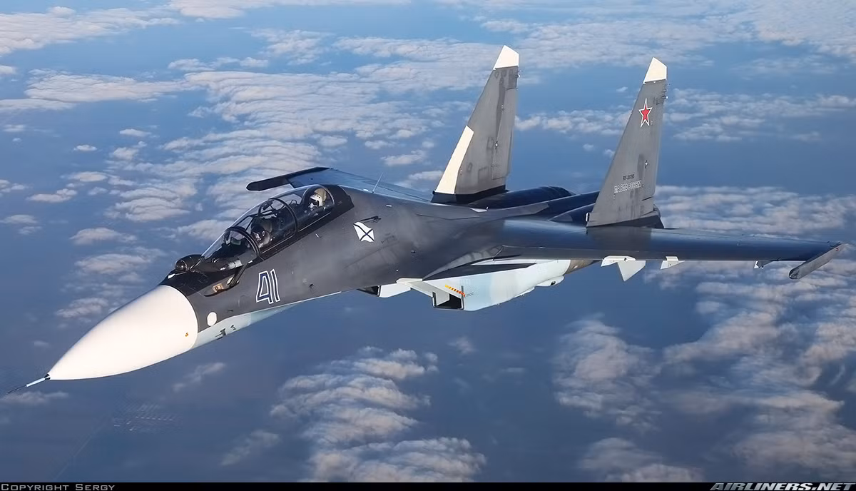 Ngoài ra, cải tiến trước hết về động cơ cũng đem lại tiềm năng lớn về xuất khẩu với dòng tiêm kích Su-30 mới. Trong vài năm gần đây, doanh số của dòng Su-30 có dấu hiệu giảm dần, chủ yếu các công ty quốc phòng chỉ nhận được đơn hàng từ chính Không quân Nga. Trong khi các quốc gia đang dùng Su-30 có dấu hiệu đắn đo, một số chuyển sang Su-35 hoặc vẫn nghiên cứu. Nguồn ảnh: Airliners.net