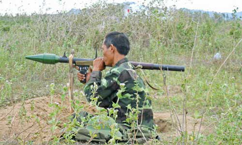 Chưa hết, các cán bộ kĩ thuật nhà máy Z2 phải rất vất vả mới tìm ra phương án tối ưu chế ngòi đạn – phần phức tạp nhất với quả đạn. Ảnh: QĐND