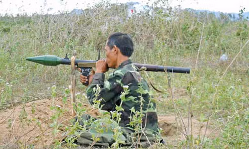Chưa hết, các cán bộ kĩ thuật nhà máy Z2 phải rất vất vả mới tìm ra phương án tối ưu chế ngòi đạn – phần phức tạp nhất với quả đạn. Ảnh: QĐND