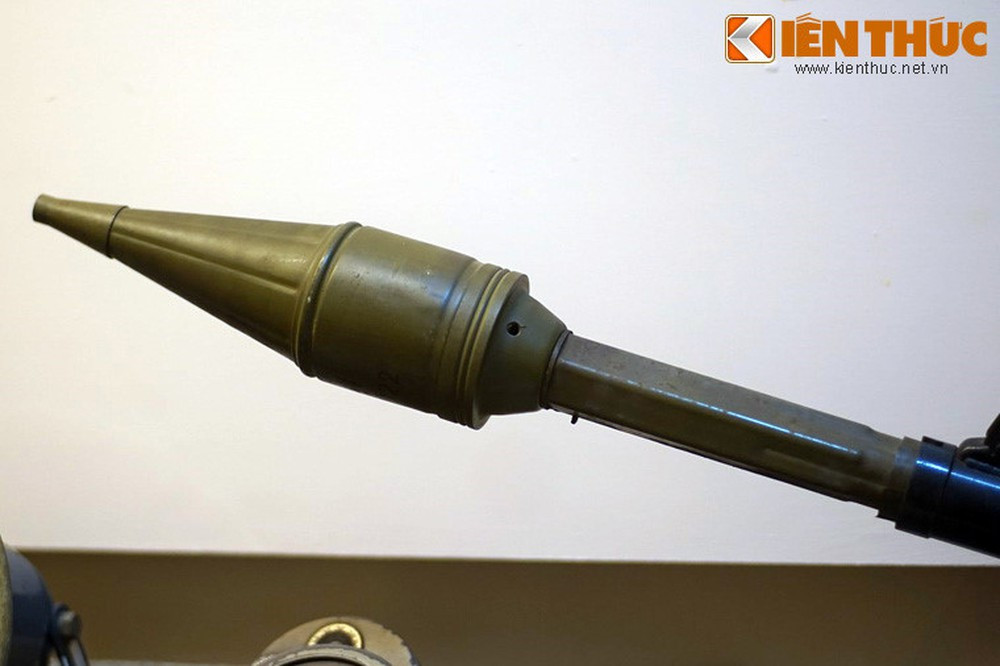 Các tài liệu được công khai cho biết, súng chống tăng CT-62 được sản xuất bằng vật liệu thép hợp kim 35X/CA. Trong đó, nòng súng cỡ 50mm được gia công qua nhiều công đoạn như khoan, doa, miết và nhiệt luyệt đảm bảo chịu được áp suất cực đại 700kG/cm2. Chiều dài của nòng được tính để bảo đảm sơ tốc ban đầu đạt trung bình 82m/s. Để triệt tiêu toàn bộ độ giật lùi, súng thiết kế loa phụt ở phần đuôi nòng.