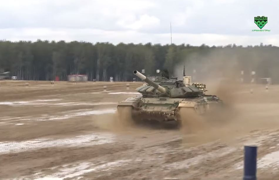 Bấy lâu nay, nhắc tới danh hiệu xe tăng nhanh nhất thế giới, thường người ta nghĩ tới T-80 được nhiều nước trên thế giới (gồm cả khối NATO) công nhận và đặt cho nó biệt danh “xe tăng bay” vì tốc độ trên 70km/h của nó. Tuy nhiên, giờ đây danh hiệu của T-80 có lẽ bị thay đổi bởi việc chính Quân đội Nga vừa chứng minh cho cả thế giới thấy rằng T-72B3 mới là xe tăng nhanh nhất hành tinh. Nguồn ảnh: Tzvezda