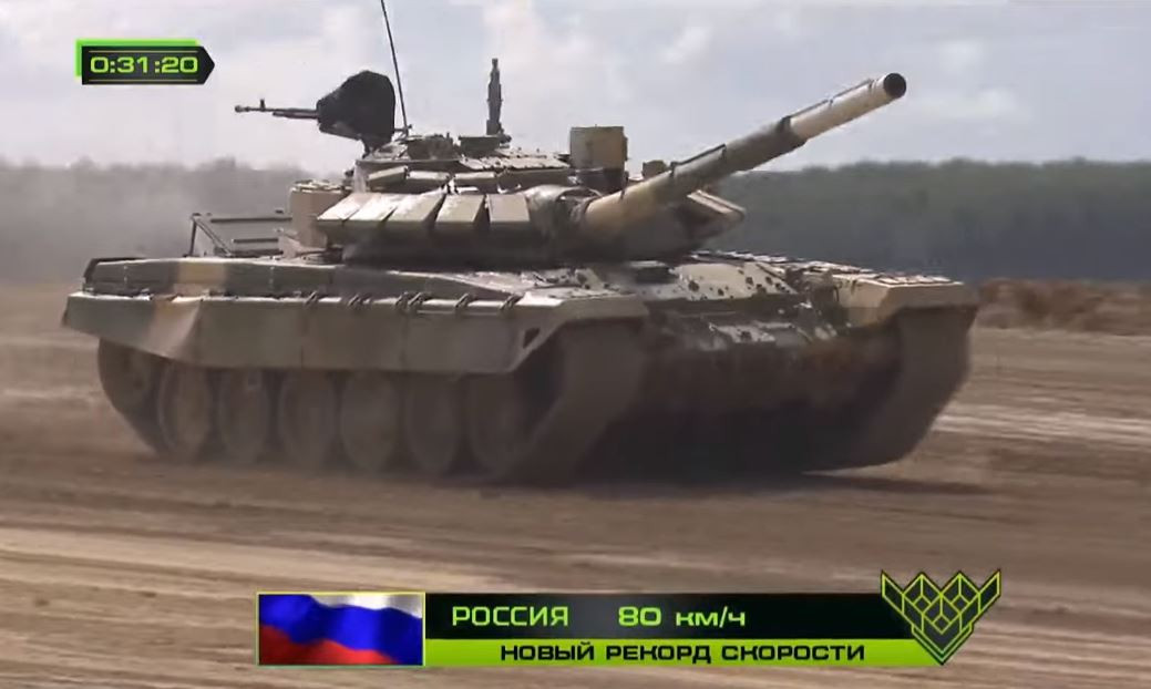 Theo đó, trong trận bán kết 3 cuộc thi “Xe tăng hành tiến bắn mục tiêu” diễn ra vào hôm 12/8, đội tuyển xe tăng Nga đã “đạp ga hết mức” đưa chiếc T-72B3 đạt tốc độ “không thể tin nổi” – 80km/h phút thứ 31 cuối vòng đua số 4. Đây cũng là loại xe tăng Nga trang bị cho hầu hết các đội tham gia tranh tài Army Games, gồm cả Việt Nam. Nguồn ảnh: Tzvezda