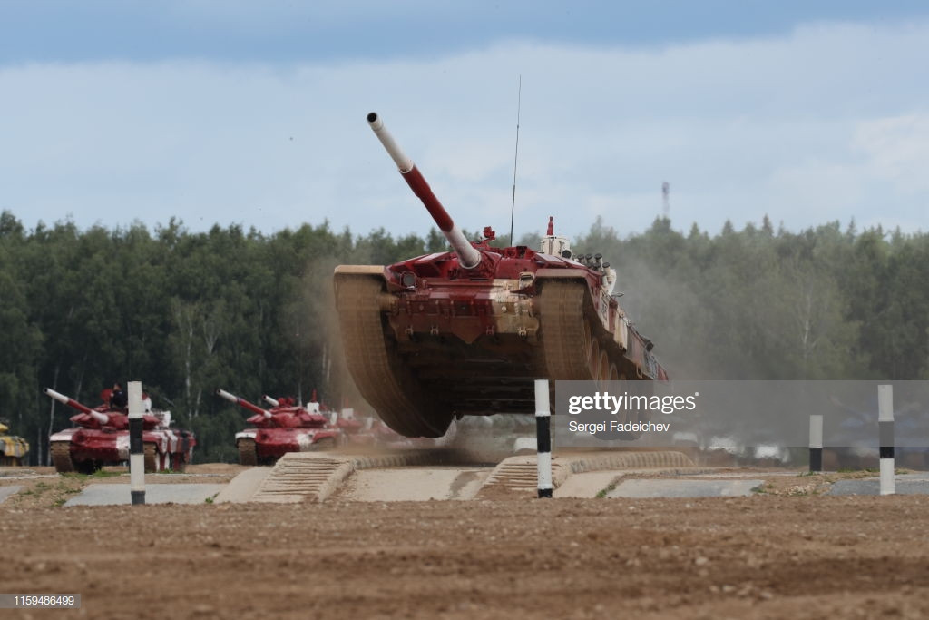 Phải chăng việc thành thục lái T-72B3 hàng ngày hàng giờ hàng phút, kinh nghiệm tích lũy qua hàng năm là mấu chốt giúp Nga đạt tốc độ kỷ lục trên T-72B3? Ảnh: Getty Images