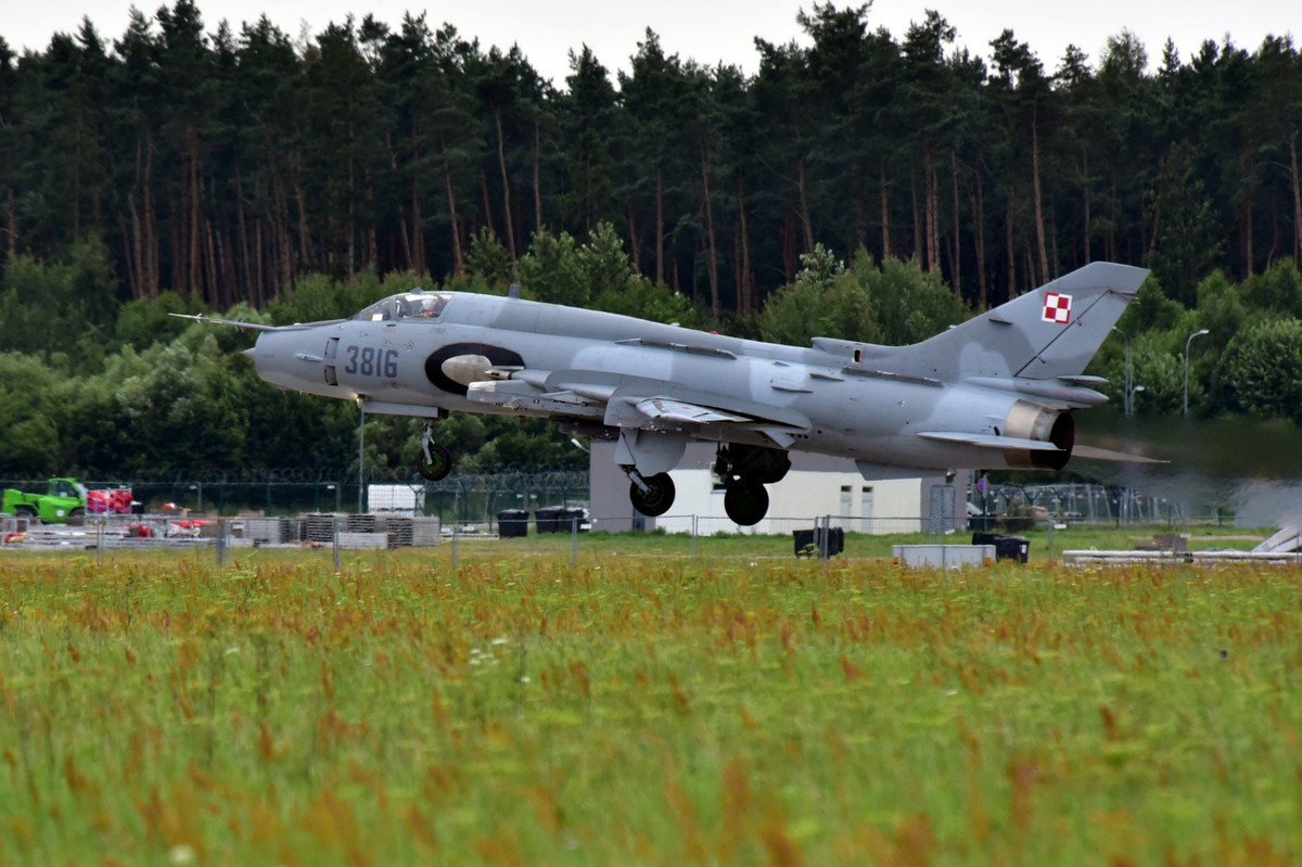 Tiêm kích – bom Su-22M4 của Ba Lan cất cánh bay biểu diễn. Nguồn ảnh: Marian Kluczyński