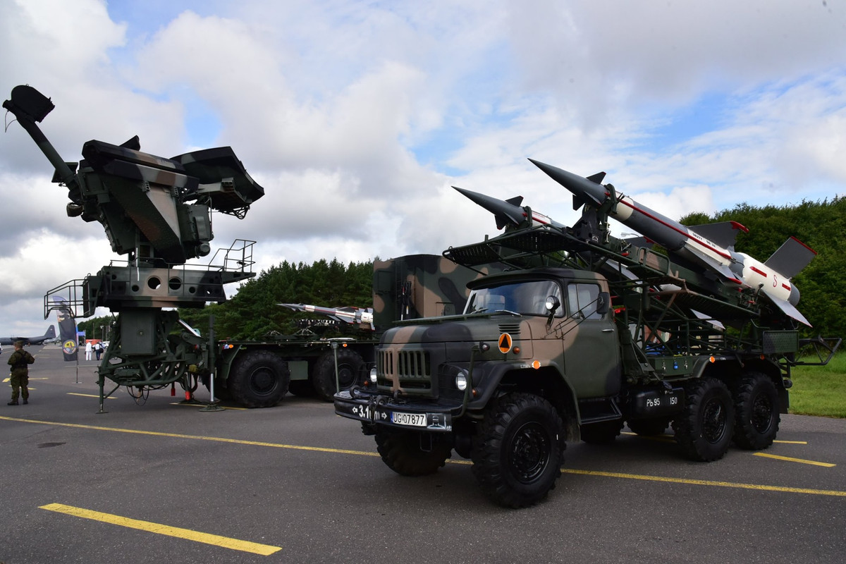 Trong ảnh là radar và xe chở đạn tổ hợp tên lửa phòng không tầm thấp S-125 Pechora. Nguồn ảnh: Marian Kluczyński