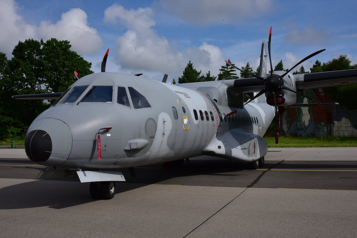 … và máy bay vận tải C-295. Nguồn ảnh: Marian Kluczyński