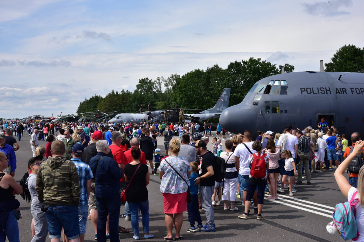 Rõ là ngày của hải quân, thế nhưng các quân binh chủng khác của Ba Lan cũng cùng tham gia. Trong ảnh là dàn máy bay vận tải chủ lực của Ba Lan hiện nay bao gồm máy bay vận tải hạng trung C-130…Nguồn ảnh: Marian Kluczyński