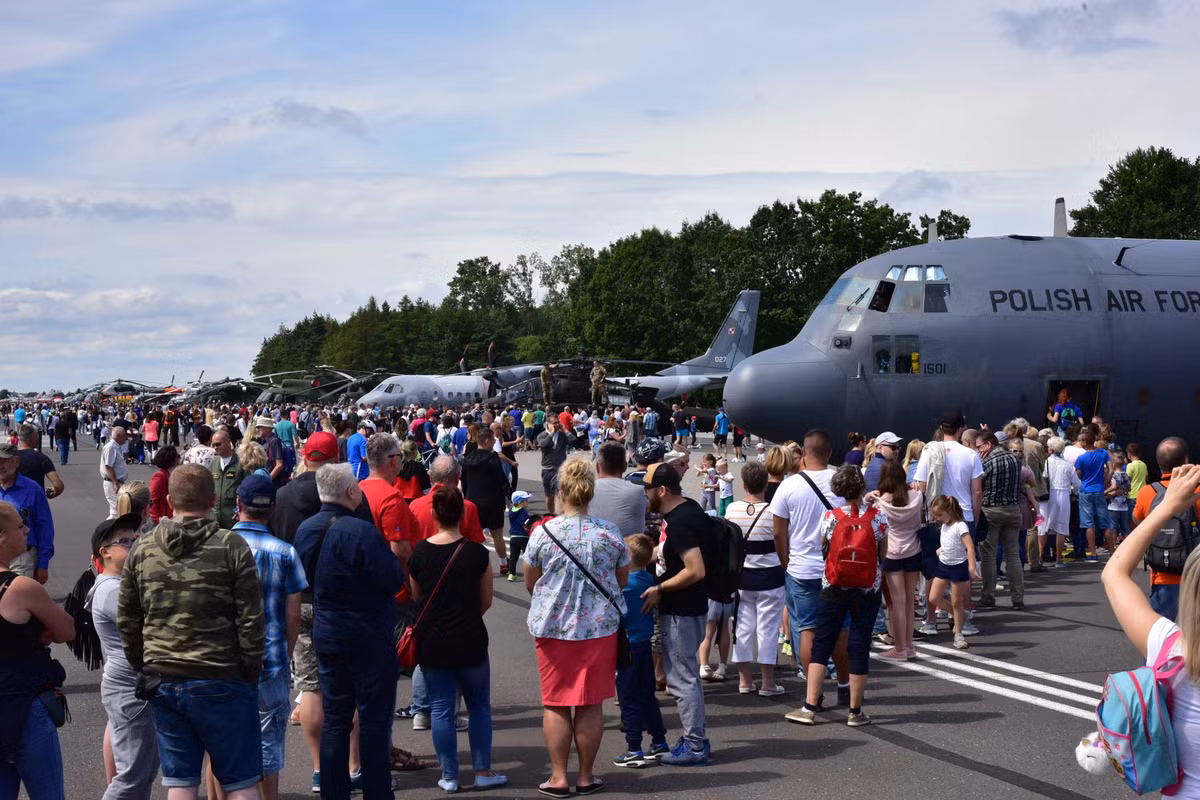 Rõ là ngày của hải quân, thế nhưng các quân binh chủng khác của Ba Lan cũng cùng tham gia. Trong ảnh là dàn máy bay vận tải chủ lực của Ba Lan hiện nay bao gồm máy bay vận tải hạng trung C-130…Nguồn ảnh: Marian Kluczyński