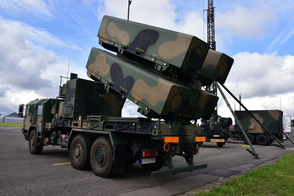 Bệ phóng tự hành tổ hợp tên lửa phòng thủ bờ biển NSM – đây đích thị là khí tài của Hải quân Ba Lan. Tổ hợp vũ khí này được Ba Lan mua từ Na Uy, trang bị tên lửa hành trình NSM có tầm phóng khoảng 180-300km. Một tổ hợp phòng thủ bờ thường bao gồm: 3 xe phóng tự hành; 1 xe chỉ huy khẩu đội; 3 xe chỉ huy chiến đấu; một trạm liên lạc cơ động; một xe radar với đài TRS-15C. Nguồn ảnh: Marian Kluczyński