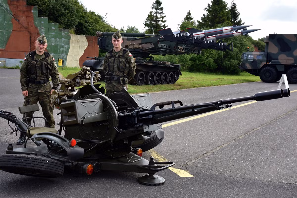 Một bệ pháo phòng không ZU-23-2 nòng kép do Liên Xô thiết kế, chế tạo. Dù đã ngả hoàn toàn theo NATO nhưng Ba Lan hiện vẫn là một trong các quốc gia Đông Âu sử dụng nhiều vũ khí nhất có nguồn gốc từ Liên Xô (cũ). Nguồn ảnh: Marian Kluczyński