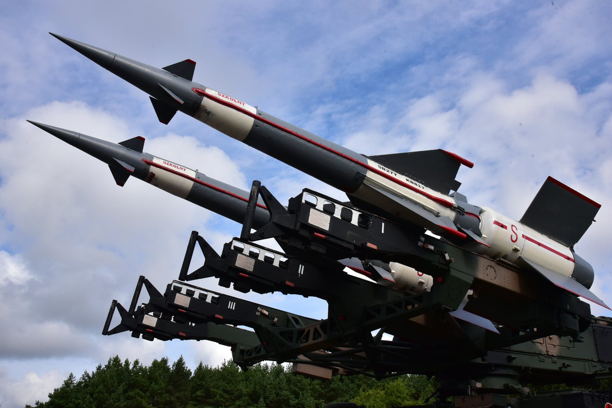 Bệ phóng chiến đấu tổ hợp tên lửa S-125 Pechora, nhưng chỉ có 2 rãnh lắp đạn, còn lại hai rãnh trống trơn. Nguồn ảnh: Marian Kluczyński