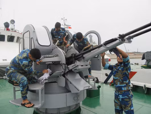 Đây vốn là phiên bản dùng cảnh sát biển với các cải tiến thêm cabin, kính ngắm bổ sung dựa trên khẩu pháo phòng không ZU-23-2 do Liên Xô sản xuất. Ảnh: CSBVN