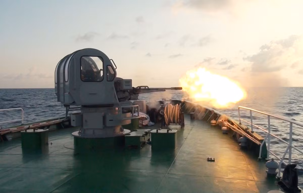 Pháo có thể phòng không hoặc hạ nòng bắn thẳng mục tiêu mặt nước, tầm bắn hiệu quả khoảng 2km. Ảnh: CSBVN