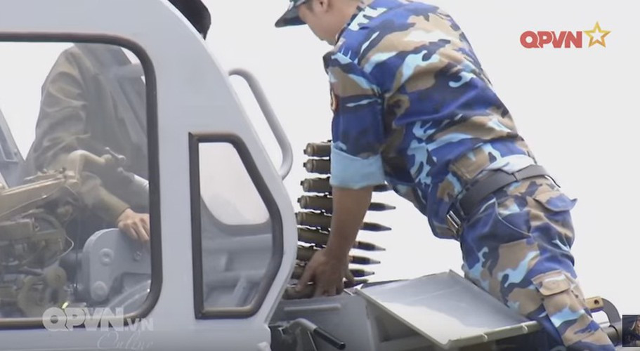 Ngoài việc bổ sung cabin bảo vệ pháo thủ, pháo 23mm-2ML vẫn giữ nguyên tham số cơ bản theo thiết kế ZU-23-2 của Liên Xô. Pháo sử dụng đạn 23x152Bmm, 2 nòng, tốc độ bắn lý thuyết 2.000 phát/phút, thực tế 400 phát/phút. Ảnh: CSBVN