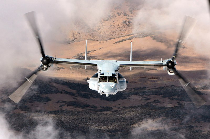 Khi ổn định trên không, động cơ sẽ xoay ngang biến nó thành một chiếc máy bay cánh cố định. Nhờ giải pháp này, V-22 có thể cất hạ cánh thoải mái bất cứ đâu như trực thăng, trong khi bay nhanh với tốc độ 500-565km/h trên không - vượt giới hạn 300km/h trực thăng, bán kính chiến đấu khoảng 722km và lên tới 3.590km với tải trọng nhiên liệu tối đa. Nguồn ảnh: Wikipedia