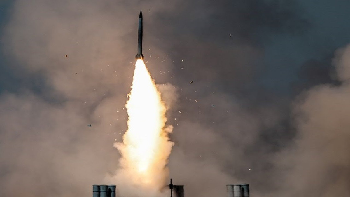 Tuy không thể nói gì hơn về tiềm năng xuất khẩu của tổ hợp S-350, thế nhưng với việc liên tiếp được tung ra ở các cuộc triển lãm ngay khi còn đang trong giai đoạn phát triển cho thấy Almaz-Antey và Rosoboronexport luôn mong ngóng việc bán được nhiều nhất có thể vũ khí phòng không mới. Đó là cơ hội với những quốc gia như Việt Nam có truyền thống sử dụng tên lửa phòng không Nga. Nguồn ảnh: Wikipedia