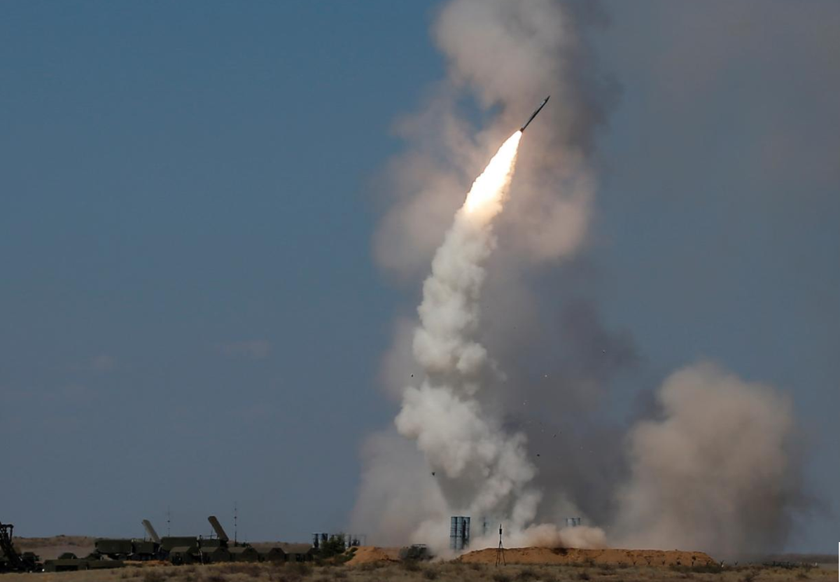 Hệ thống có khả năng đánh trả đồng thời 16 mục tiêu khí động học hoặc 12 mục tiêu đạn đạo với 32 quả tên lửa ở tầm bắn 1,5-120km với mục tiêu khí động và 1,5-30km với tên lửa đạn đạo. Nguồn ảnh: Wikipedia