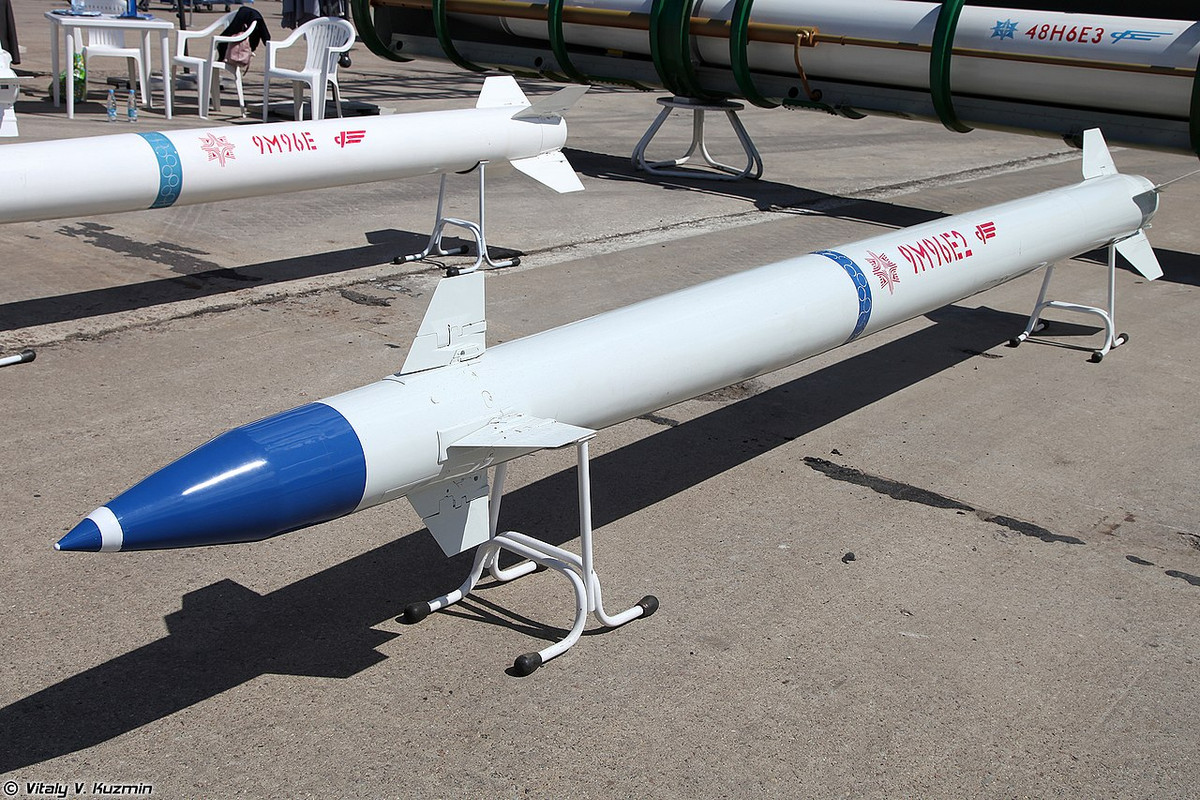 S-350E trang bị hai loại đạn tên lửa gồm: 9M96/E/E2 có tầm bắn 12-120km và 9M100 có tầm bắn 10-15km. Nguồn ảnh: Vitaly Kuzmin