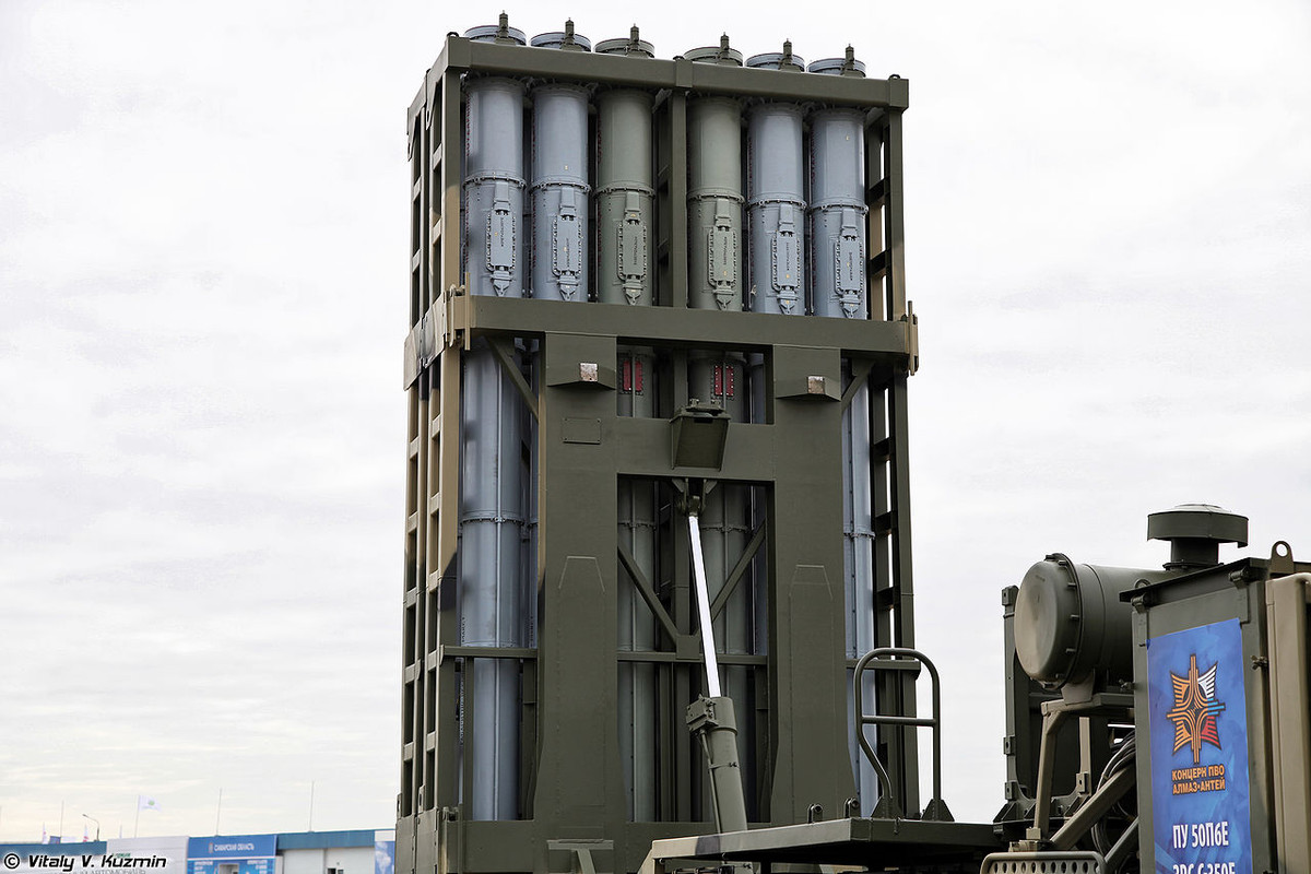 S-350 hay còn gọi là S-350E hoặc 50R6 Vityaz là hệ thống tên lửa đất đối không tầm trung được phát triển để thay thế vai trò các hệ thống phòng không S-300PS và S-300PT-1A. Nguồn ảnh: Vitaly-Kuzmin