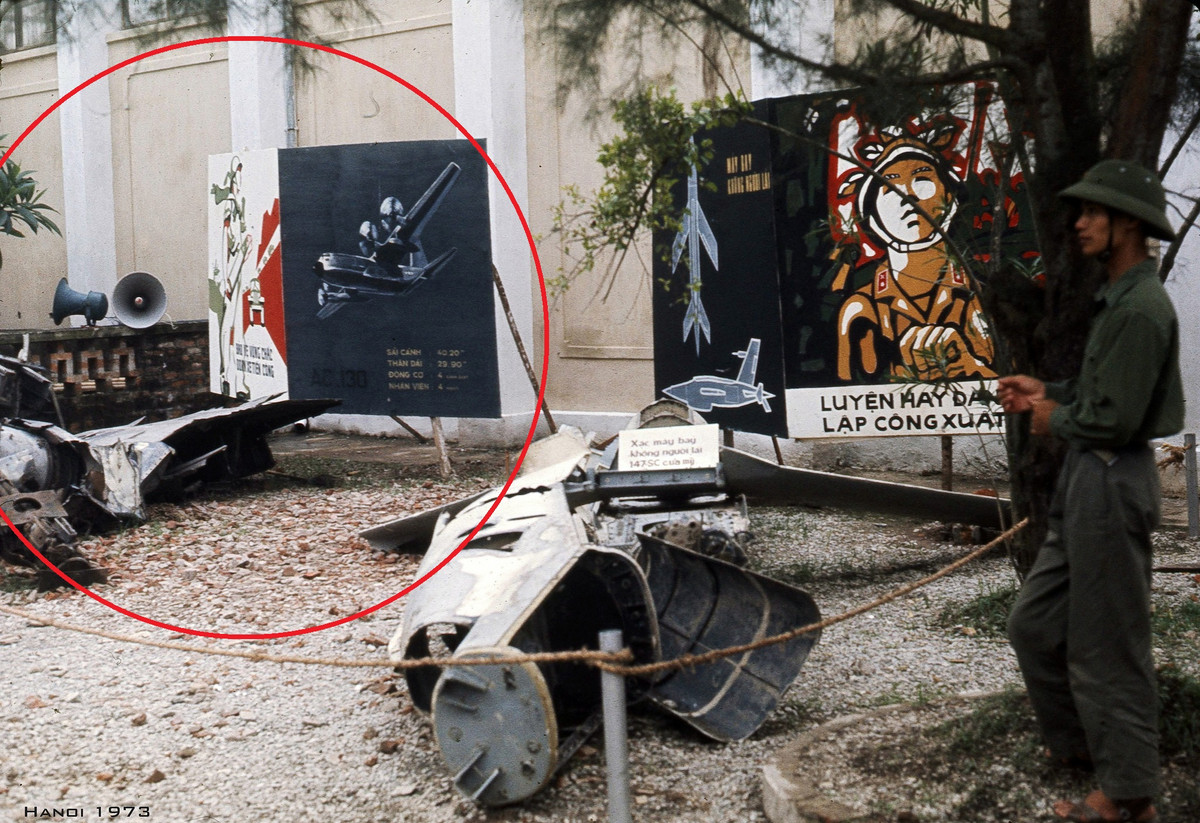 Đặc biệt, cuộc triển lãm trưng bày những mảnh xác “hiếm” của AC-130 (trong khoanh đỏ) – máy bay cường kích cực kỳ nguy hiểm của Mỹ đã gây thiệt hại lớn cho ta trên tuyến đường vận tải Trường Sơn. Và sau đó, chúng ta phải sử dụng rất nhiều phương án, thậm chí đưa cả SAM-2 vào mới có thể khiến AC-130 “câm nín”. Nguồn ảnh: Flick Manh Hai