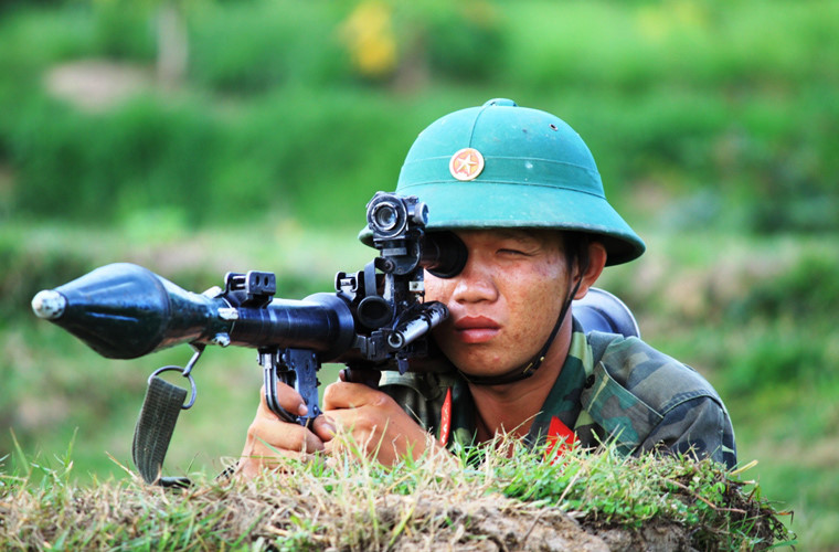 Trong ảnh, chiến sĩ huấn luyện với súng chống tăng B41 (cách ta gọi khẩu RPG-7 do Liên Xô sản xuất). Ảnh: Hà Trang