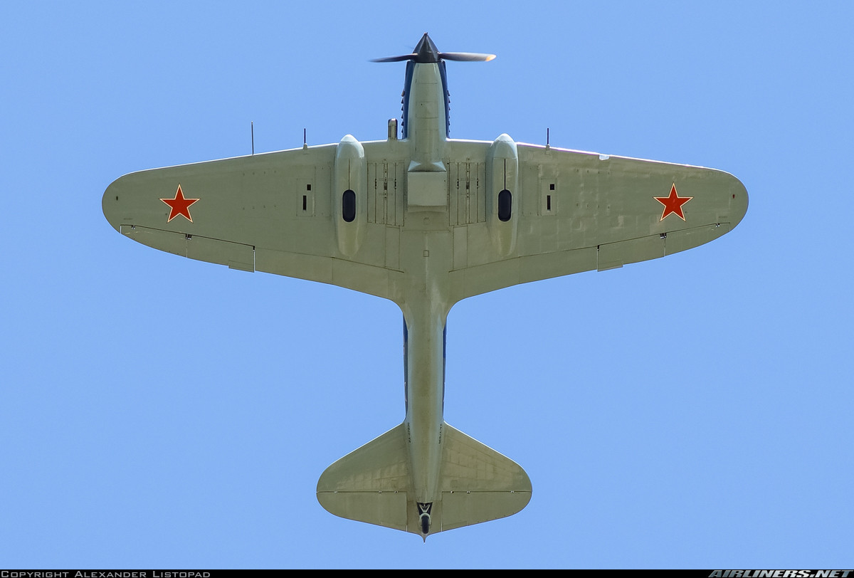 Bộ vũ khí của Il-2 thực sự đáng sợ vào thời điểm bấy giờ, với 2 khẩu pháo 23mm gắn cố định, 2 khẩu súng máy 7,62mm gắn cố định, khả năng mang 600kg bom và rocket (8 quả loại RS-82 cỡ 82mm hoặc 4 quả RS-132 132mm) trên các điểm treo cánh. Nguồn ảnh: Airliners.net