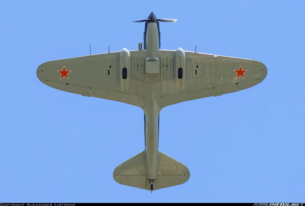 Bộ vũ khí của Il-2 thực sự đáng sợ vào thời điểm bấy giờ, với 2 khẩu pháo 23mm gắn cố định, 2 khẩu súng máy 7,62mm gắn cố định, khả năng mang 600kg bom và rocket (8 quả loại RS-82 cỡ 82mm hoặc 4 quả RS-132 132mm) trên các điểm treo cánh. Nguồn ảnh: Airliners.net