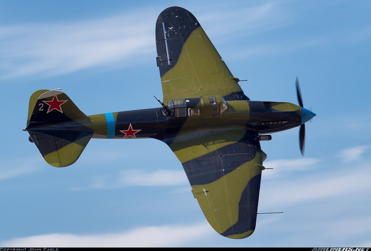 "Xe tăng bay" Il-2 dài 11,6m, cao 4,2m, sải cánh 14,6m, trọng lượng có tải 6,1 tấn. Đặc biệt, một số phần trên máy bay được bọc thêm lớp vỏ giáp chống đạn nặng 700kg (bảo vệ buồng lái, động cơ, bộ tản nhiệt, thùng nhiên liệu). Trong hồi ký của mình, Anh hùng Liên Xô, phi công từng lái Il-2, Valentin Averianov viết rằng: “Bất chấp thực tế rằng, giáp máy bay không được thiết kế để chống lại các loại đạn từ 20mm trở lên, nó vẫn làm chệch hướng nhiều viên đạn loại này”. Nguồn ảnh: Airliners.net