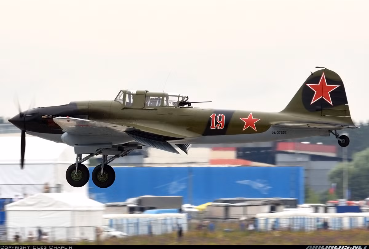 Cụ thể, theo các tài liệu được công bố, chiếc Il-2 do phi công V.M. Skopintsev bị bắn rơi vào tháng 11/1943. Phi công lúc đó đã cố gắng hạ cánh xuống mặt băng, người này cùng xạ thủ đã thoát thân an toàn trong khi chiếc Il-2 chìm xuống dưới đáy hồ Krivoye, vùng Murmansk. Nguồn ảnh: Airliners.net