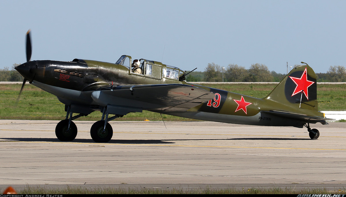 Đáng quan tâm, "xe tăng bay" Il-2 bay vào ngày 9/5 tới đây không phải lấy từ các kho vũ khí thời CTTG 2 còn trong Quân đội Nga mà là từ một chiếc máy bay bị rơi trong Chiến tranh Vệ quốc và sau này được tìm thấy, phục chế. Nguồn ảnh: Airliners.net
