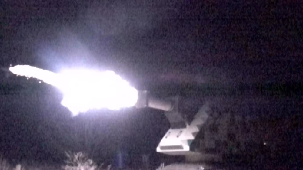 Theo truyền thông Thổ Nhĩ Kỳ, pháo điện từ mang tên Sahi 209 Block II đã được Lực lượng Vũ trang Thổ Nhĩ Kỳ bắn thử nghiệm thành công. Các hình ảnh video cho thấy rõ, cuộc bắn được thực hiện trong cả điều kiện ban ngày và ban đêm. Nguồn ảnh: Bmpd