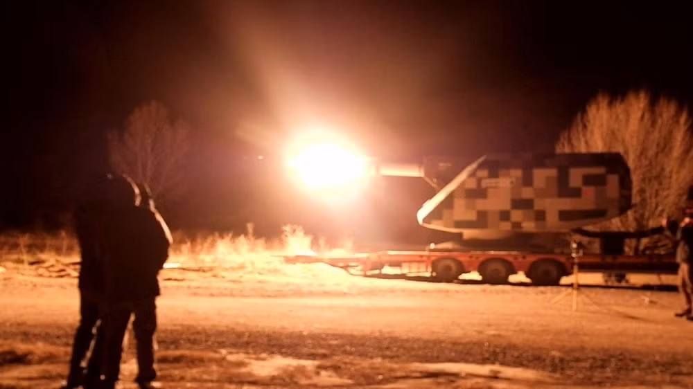 Pháo điện từ Sahi 209 Block II cũng được đánh giá là đưa viên đạn bay cực nhanh (2-3km/s), không có thứ gì đánh chặn nổi, khả năng xuyên phá vật thể cũng vô cùng khủng khiếp. Dù rằng vẫn còn giới hạn lớn về kích thước về năng lượng, nhưng nhìn chung sớm hay muộn loại vũ khí này sẽ trở thành “tương lai của chiến tranh”. Nguồn ảnh: Bmpd