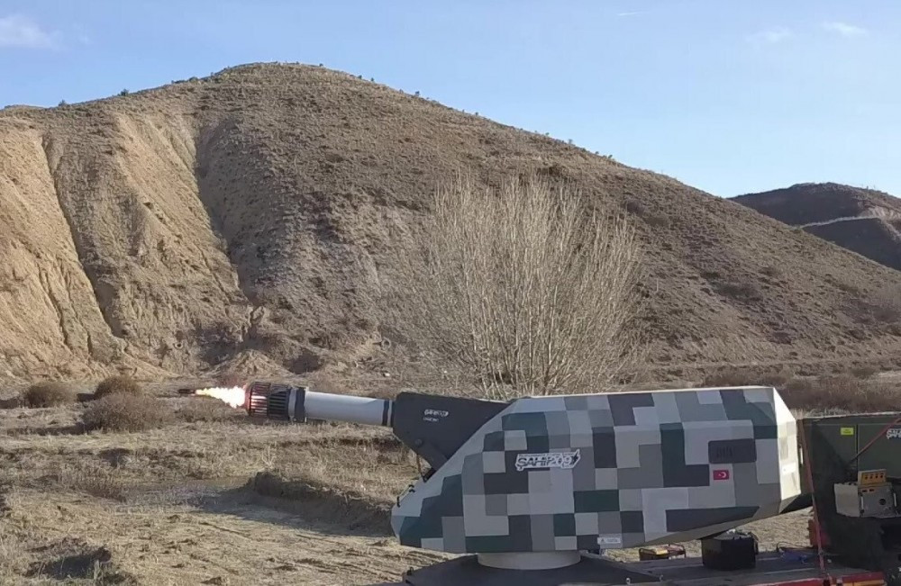 Rõ ràng, với tầm bắn xa, bắn hàng chục phát đạn mỗi phút, không quá tốn kém thì đây là vũ khí lý tưởng trên các tàu chiến. Nó hiệu quả hơn hẳn so với tên lửa trong khi chi phí rẻ hơn nhiều... Nguồn ảnh: Bmpd