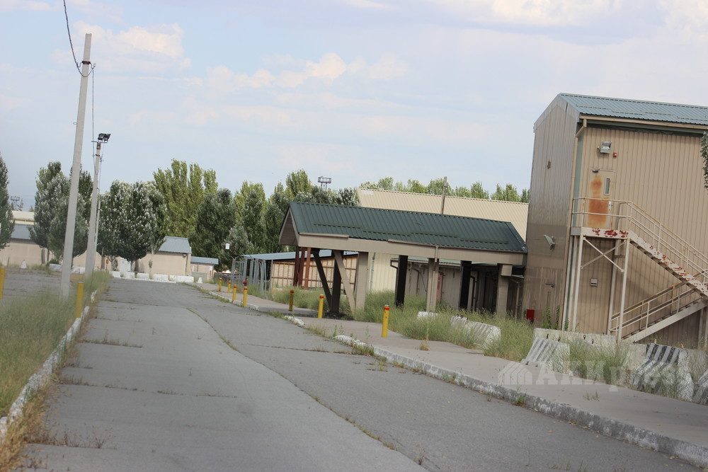 Lực lượng bảo vệ ở đây được cho là chỉ bao gồm một vài binh sĩ cùng… hai con chó. Nguồn ảnh: AKIpress