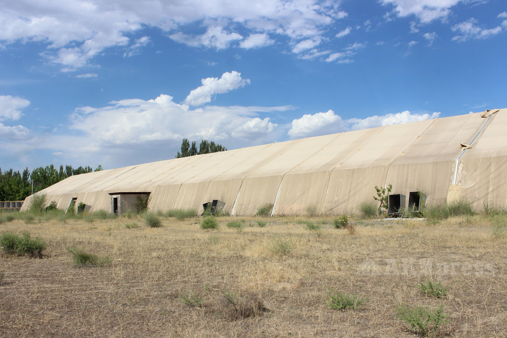 Khối nhà kho rất hoành tráng ở một góc căn cứ Manas. Nguồn ảnh: AKIpress