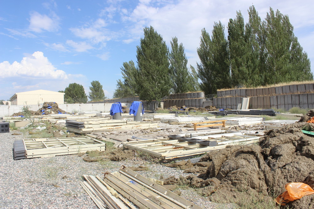 Sắt vụn, vật liệu xây dựng nằm ngổn ngang khắp nơi. Nguồn ảnh: AKIpress