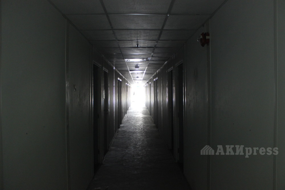 Dãy hành lang tối và không còn ai. Nguồn ảnh: AKIpress