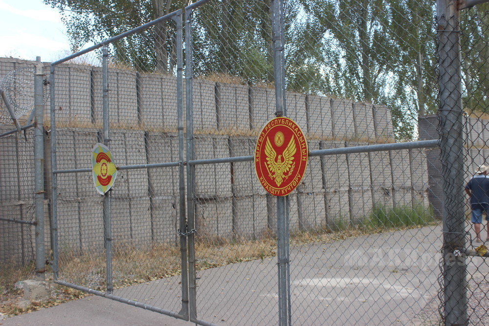 Thế nhưng, không rõ vì sao, một cơ sở khổng lồ với nhiều công trình xây dựng kiên cố như vậy, mà chỉ sau 5 năm nơi này chẳng khác nào “căn cứ ma”. Nguồn ảnh: AKIpress