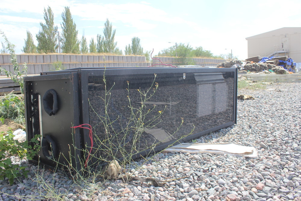 Thiết bị nhìn như tủ điện bị vứt chỏng chơ một góc. Nguồn ảnh: AKIpress