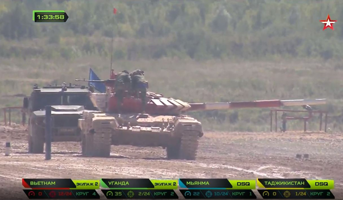 Thế nhưng, trong một ngày không quá may mắn, xe tăng của chúng ta liên tục gặp sự cố ở vòng thi bắn pháo 125mm. Cụ thể, không hiểu vì lý do do việc quay tháp pháo gặp rất nhiều khó khăn, nhiều lần kíp xe tăng ta phải gọi hỗ trợ từ các chuyên gia kỹ thuật của Nga. Nguồn ảnh: Tzvezda