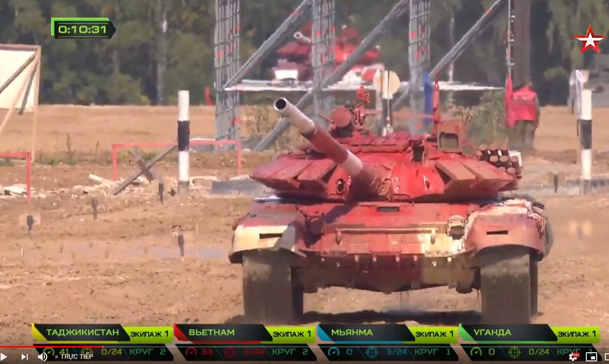 Ở trận bán kết này, tuyển xe tăng Việt Nam thi đấu trên xe tăng T-72B3 sơn màu đỏ - trắng thay vì màu vàng như ở vòng loại. Thể lệ cuộc thi cũng có phần khác biệt với mức độ khó hơn gấp bội so với đấu loại. Nguồn ảnh: Tzvezda